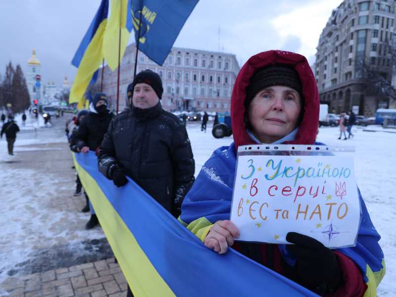 Una donna con un cartello che sollecita l'adesione dell'Ucraina all'UE e alla NATO, 22 gennaio 2022 a Kiev (Foto di Sean Gallup/Getty Images) <br />