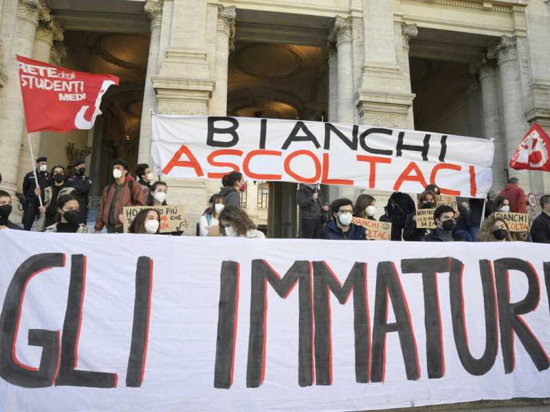 Cari studenti, scusateci. Non siamo stati in grado di aiutarvi
