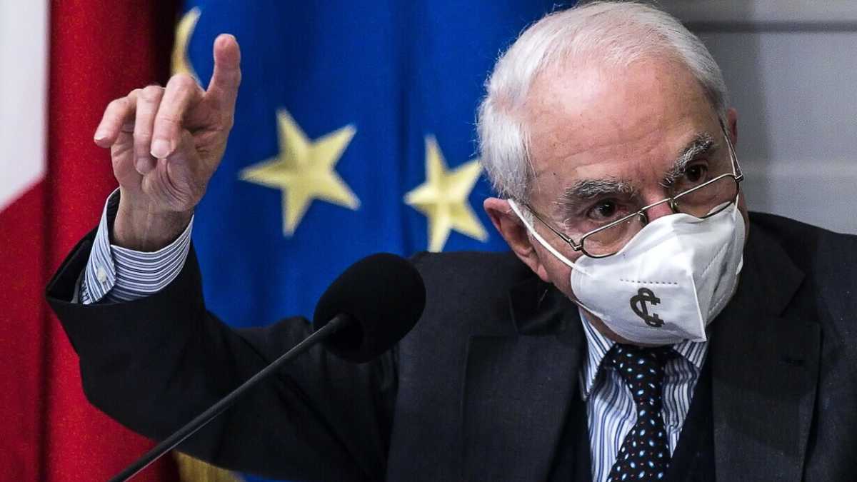 Immagine di Giuliano Amato show. Spiega i quesiti e striglia il Parlamento