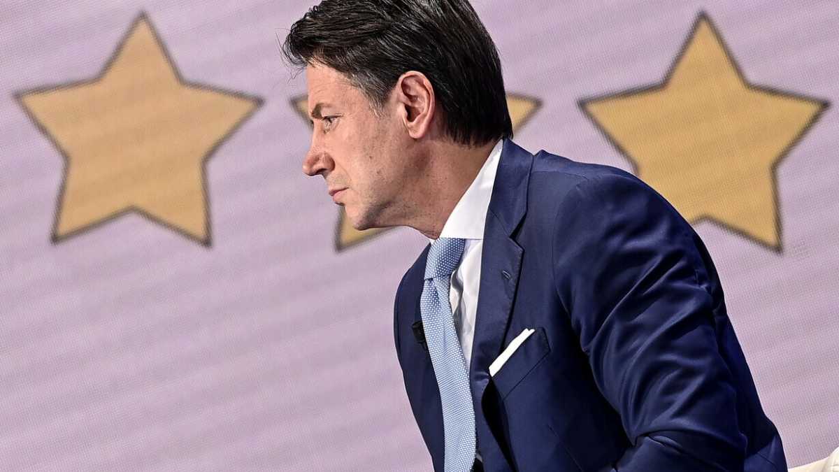 Immagine di Il M5s pressa Conte: "Devi chiedere a Draghi di sospendere il green pass"