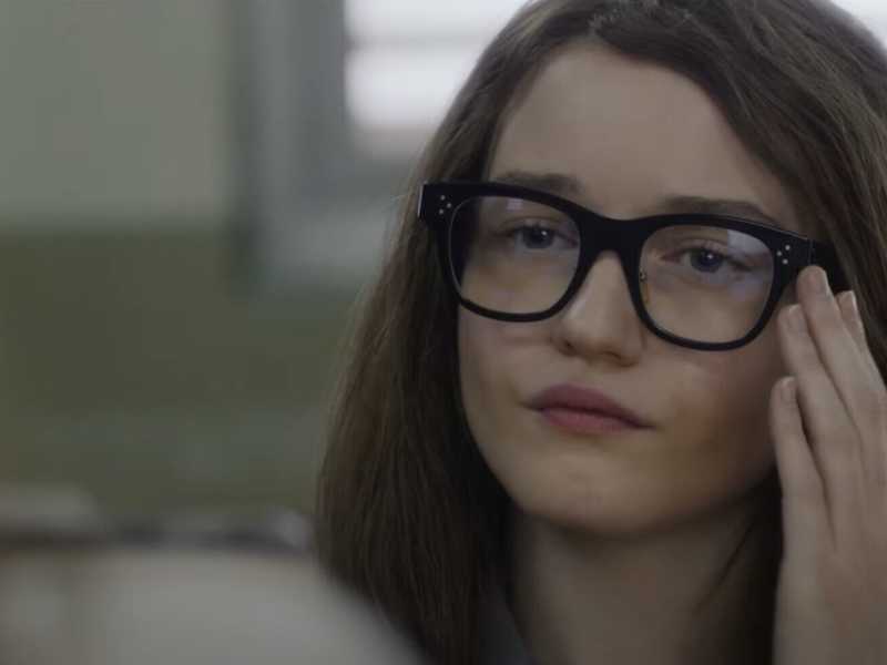 “Inventing Anna” è la serie del momento, peccato per quella coprotagonista fuori posto