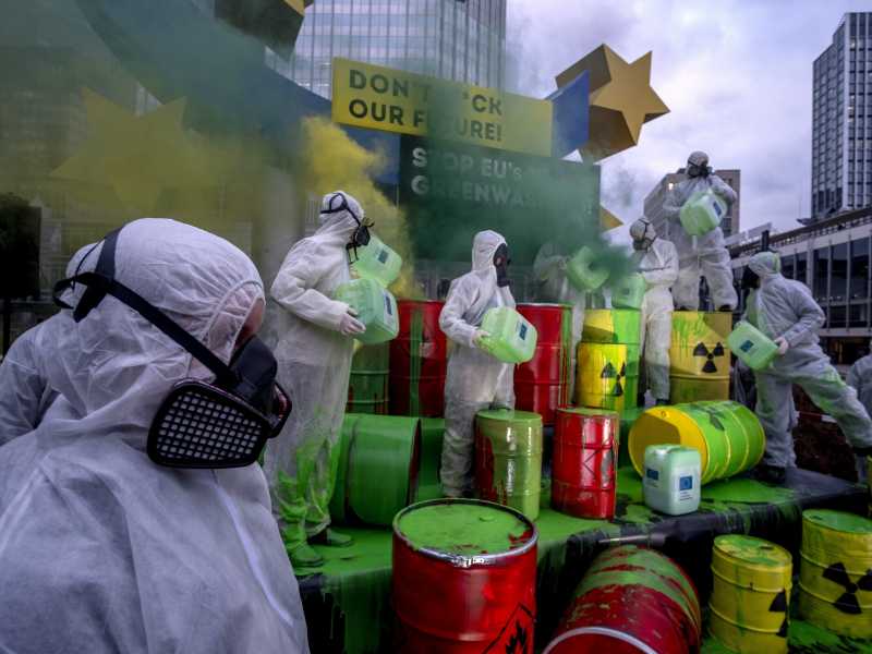 Francoforte, Greenpeace e Koala Kollektiv protestano contro UE per greenwashing del nucleare (LaPresse) <br />