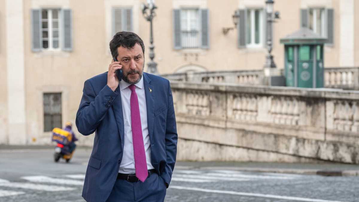 Immagine di Salvini nel pantano. I suoi ministri seguono Draghi, la Meloni lo minaccia sulle amministrative