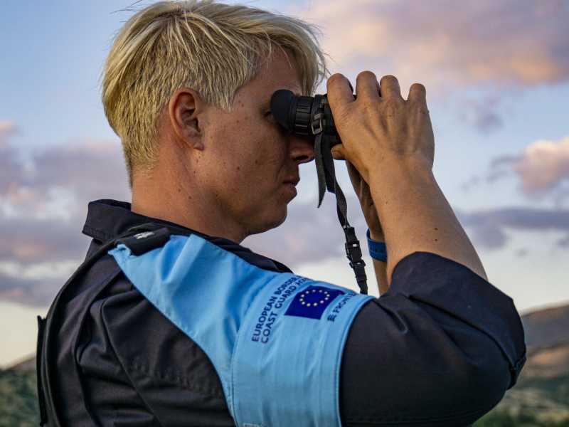  Un agente di Frontex (foto Ansa)