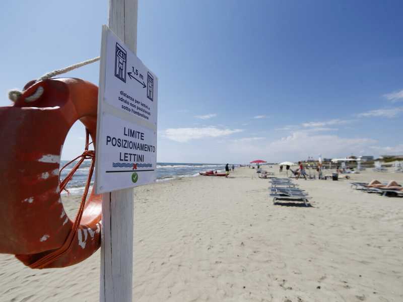 Draghi liberalizza le spiagge. Salvini sfiducia i suoi ministri