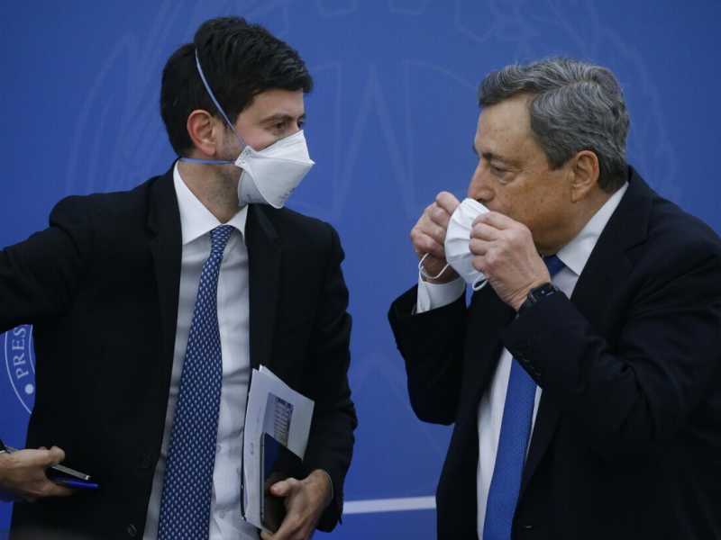 Roberto Speranza e Mario Draghi (Ansa)