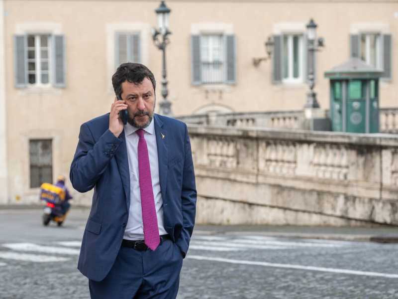 Salvini nel pantano. I suoi ministri seguono Draghi, la Meloni lo minaccia sulle amministrative