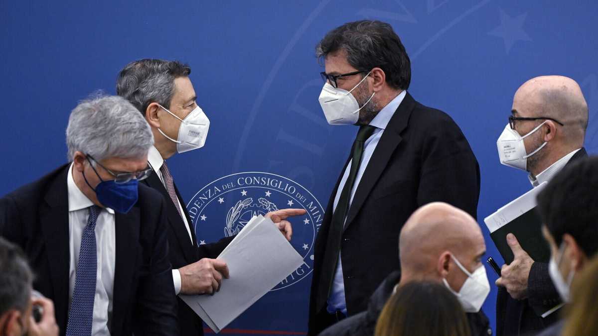 Immagine di Draghi detta le sue condizioni ai partiti per restare: "Ascolto tutti, ma barra dritta"