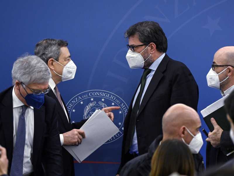 Draghi detta le sue condizioni ai partiti per restare: "Ascolto tutti, ma barra dritta"
