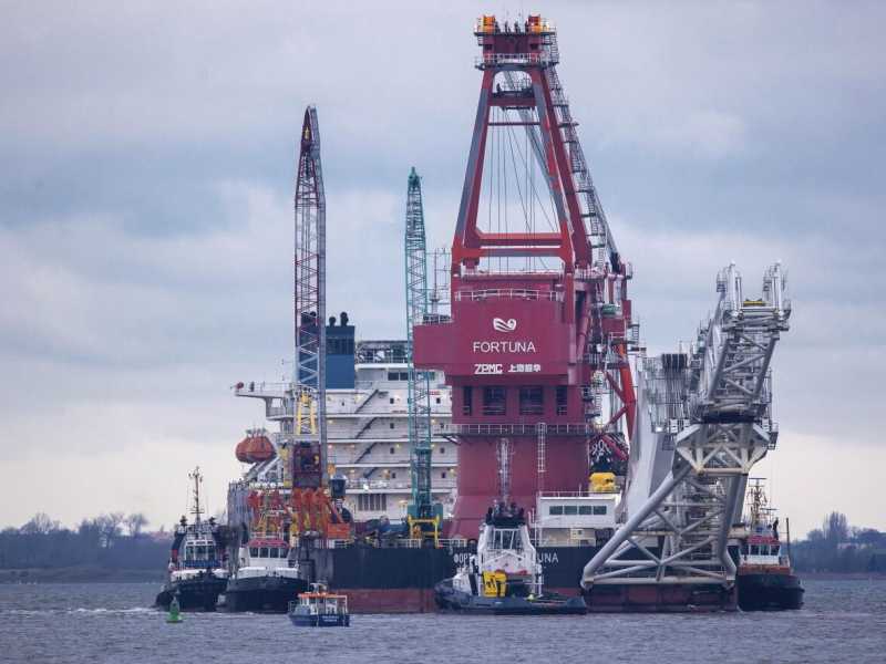 La nave posatubi russa "Fortuna" nel porto di Wismar, Germania, per lavori di costruzione del gasdotto Nord Stream 2 (Jens Buettner/AP) <br />