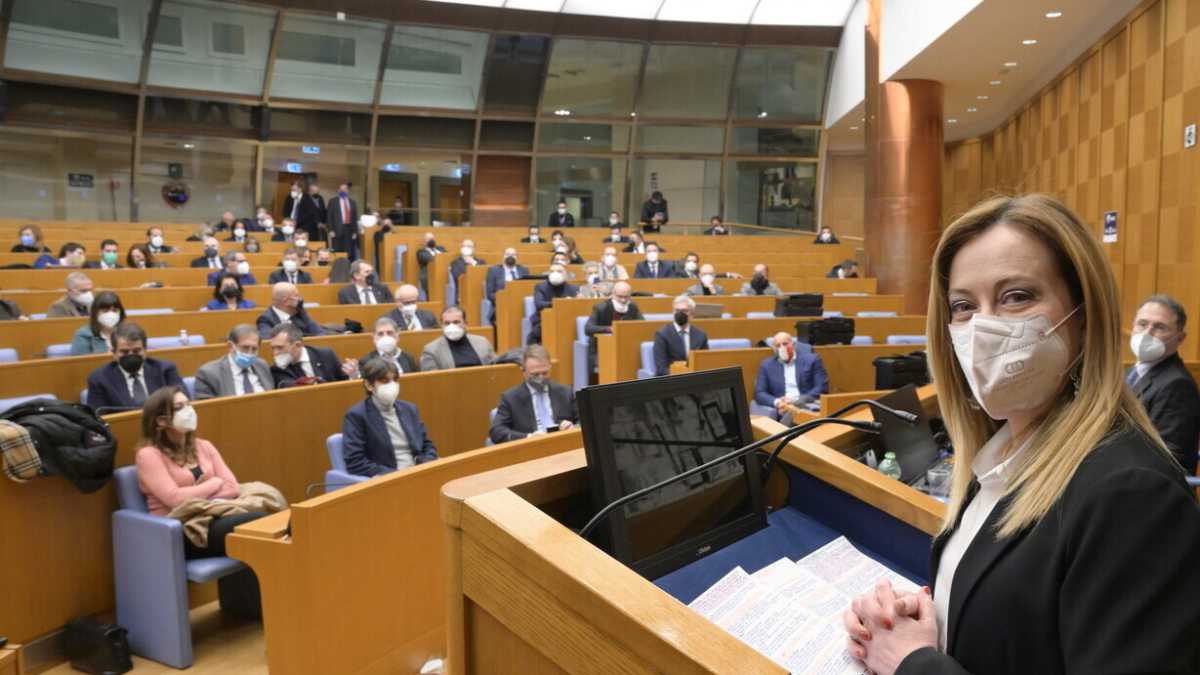 Immagine di Meloni frena i nostalgici: "Sarò implacabile, vi caccio". Sfida a Salvini sulle comunali