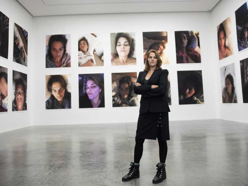 Tracey Emin nell’installazione “Insomnia Room” della sua mostra “A Fortnight of Tears”, galleria White Cube, Londra 4 febbraio 2019 (Ansa) <br />
