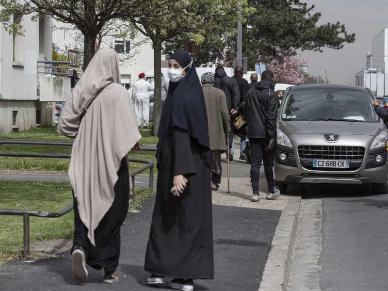 Donne in abiti islamici il 9 aprile 2021 a Parigi (foto di Sam Tarling/Getty Images)&nbsp;<br />