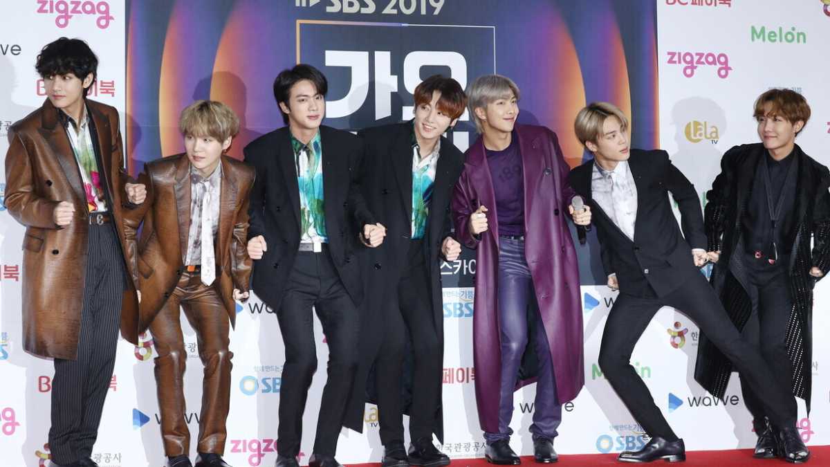 Immagine di La passione della boy band coreana per Sergio Mattarella