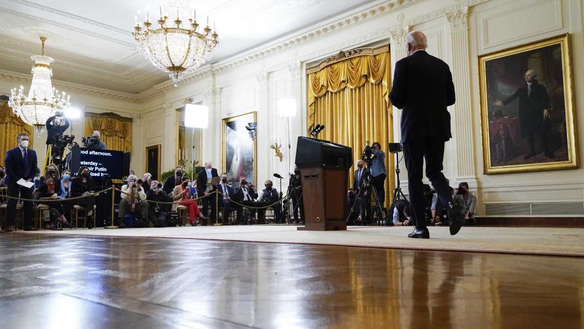 Immagine di Biden sanziona "l'inizio dell'invasione" della Russia in Ucraina