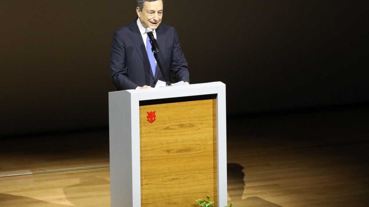 Immagine di Draghi “smilitarizza” la Lega. Basta allo stato d’emergenza Covid