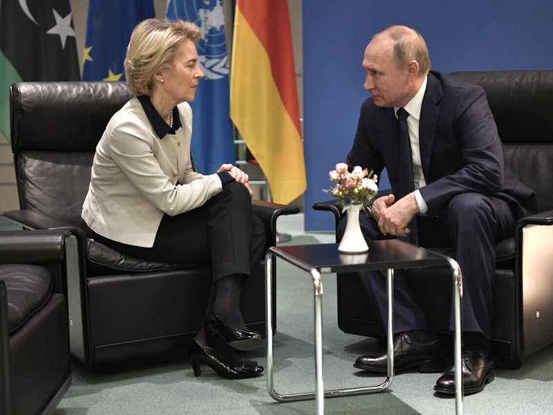 Ursula von der Leyen e Vladimir Putin (Ansa)