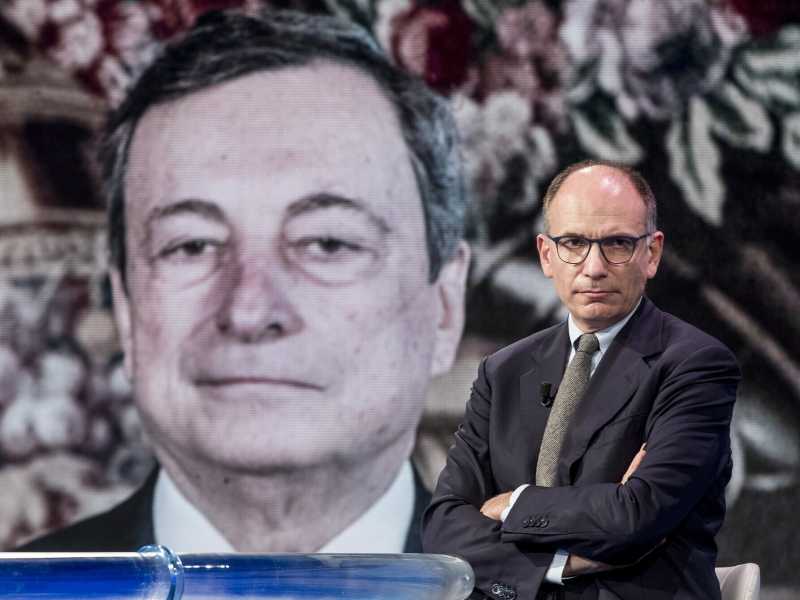 In primo piano Enrico Letta. Sullo sfondo Mario Draghi (LaPresse)