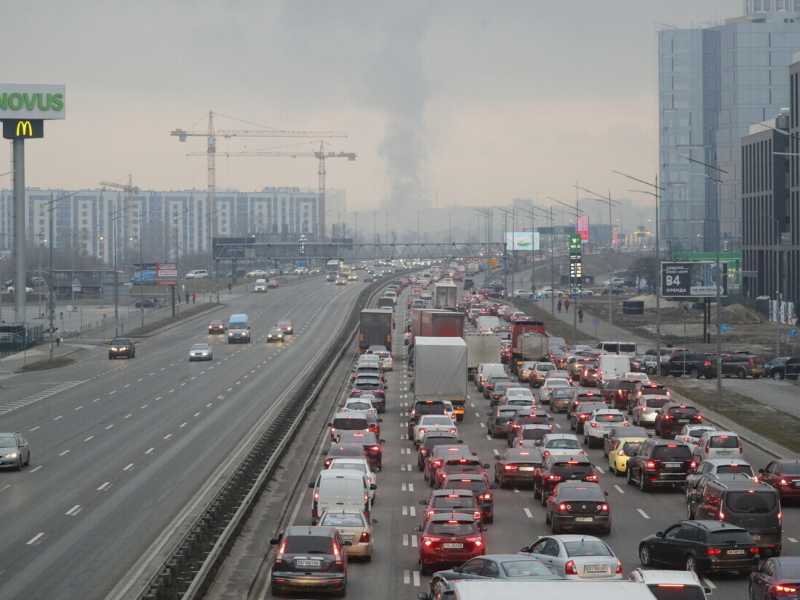 Le code di auto in fila lungo l'autostrada in fuga da Kiev (foto Ansa)