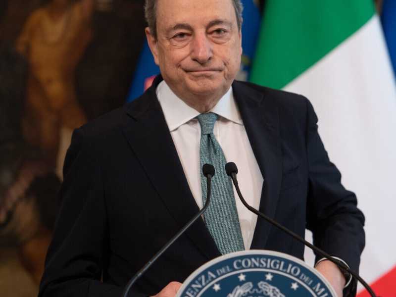 La commozione per Zelensky e l'imprudenza sull'energia: scossa di Draghi al Parlamento