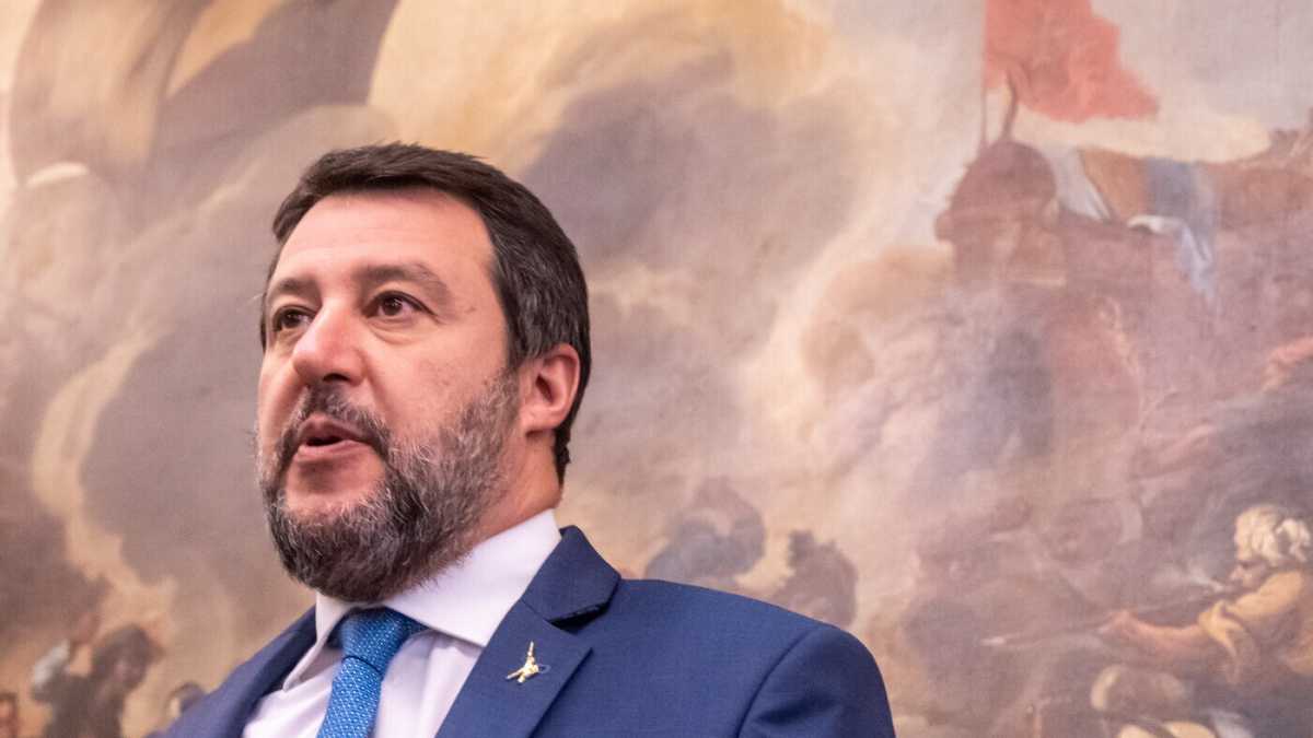 Immagine di Ora Salvini ripudia le armi: "Sono contrario all'invio di armamenti in Ucraina". E per Draghi è un problema
