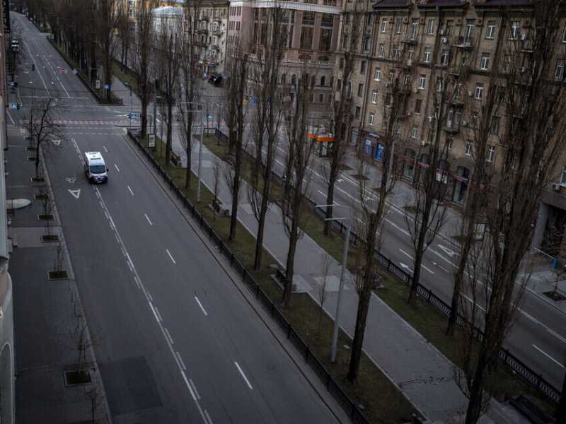 La camminata dentro una Kyiv spettrale che resiste all’attacco russo