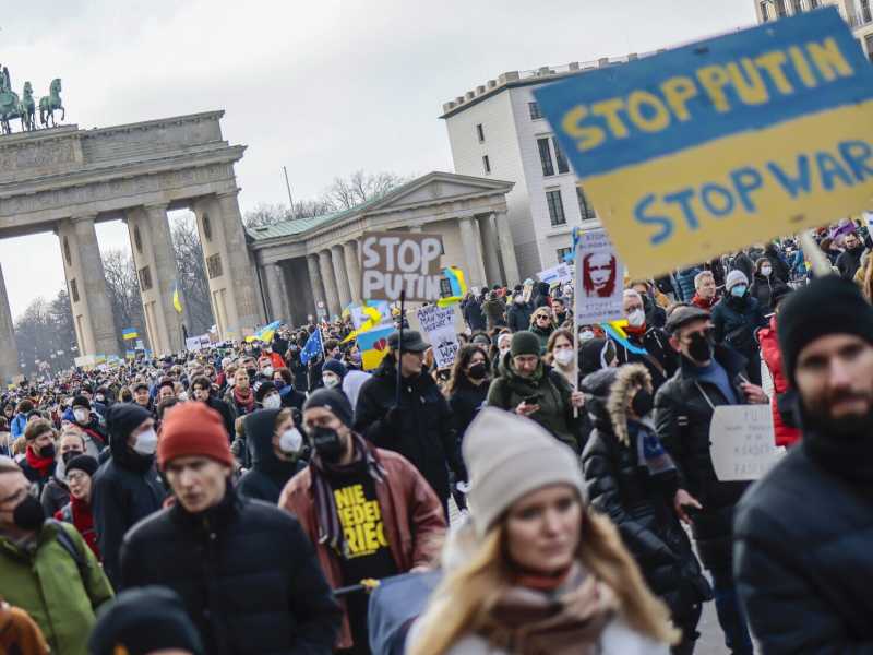 Berlino, una grande manifestazione contro l'invasione russa in Ucraina (foto di Hannibal Hanschke/Getty Images)&nbsp;<br />