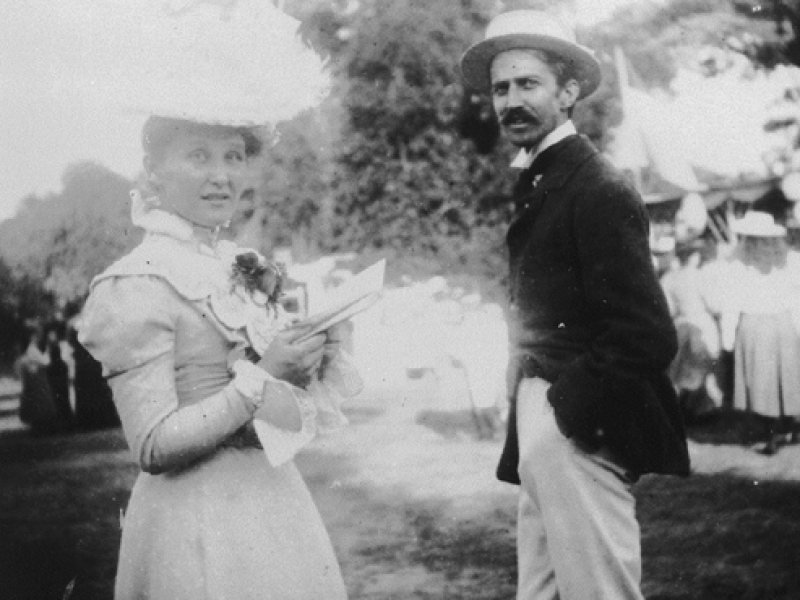 Via wikipedia commons / StephenCrane e Cora 1899&nbsp;<br />