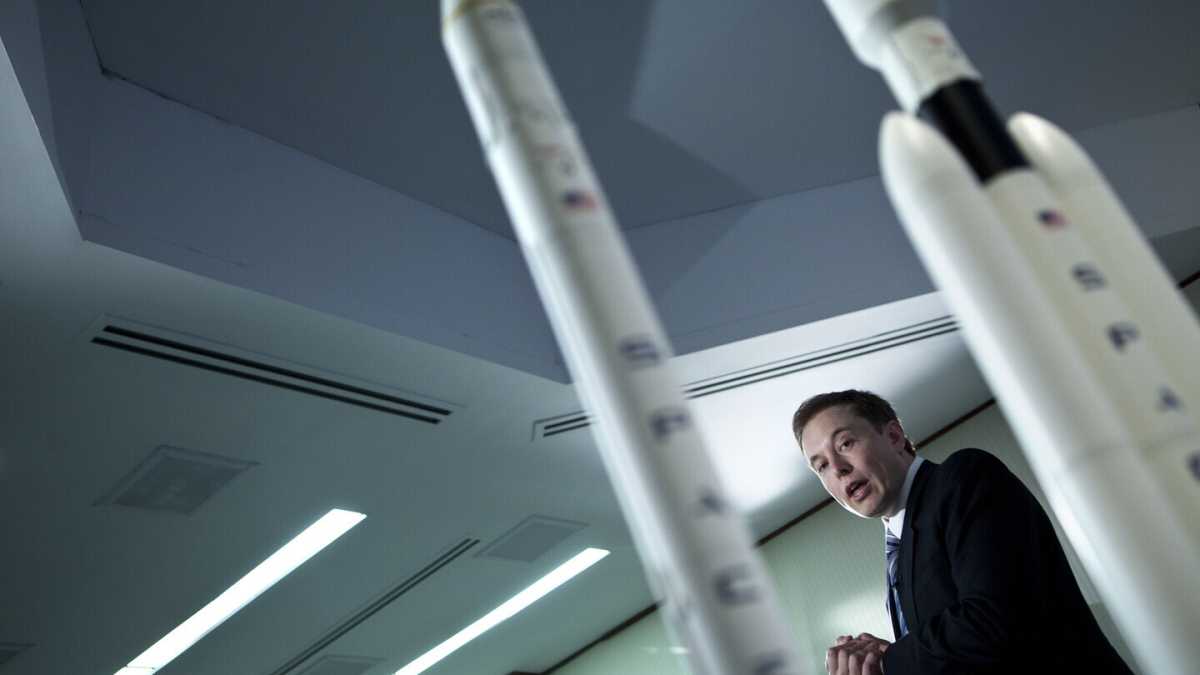 Immagine di Elon Musk regala Starlink all'Ucraina. Che cos'è e perché internet oggi conta più dei carri armati