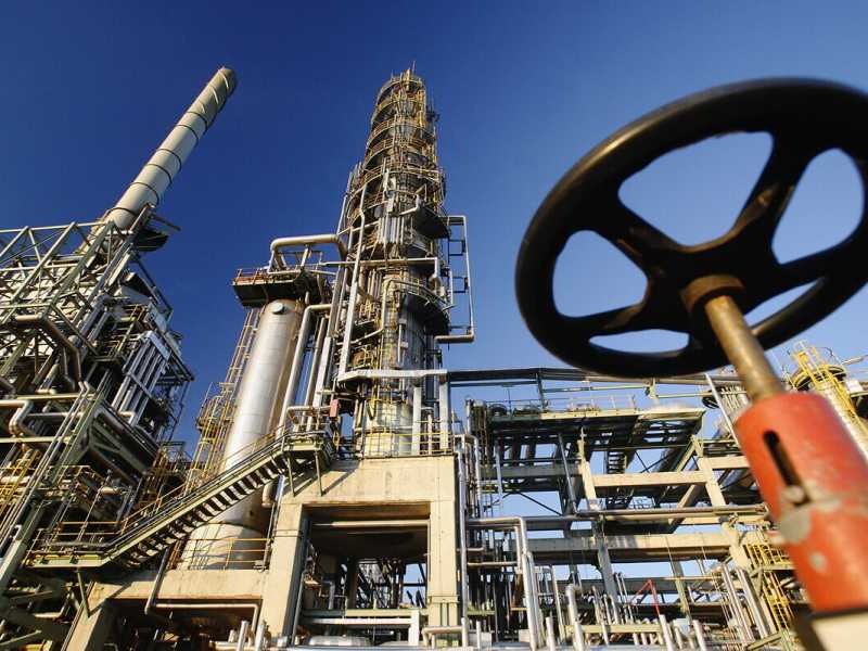 La raffineria tedesca di Leuna, dove arriva il petrolio russo. Foto Getty