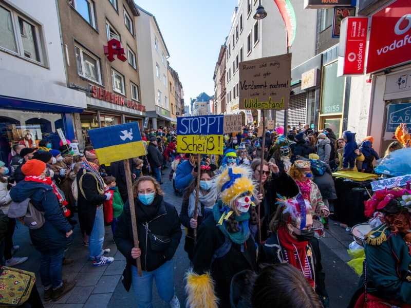 Manifestanti contro la guerra a Colonia (Ansa) 