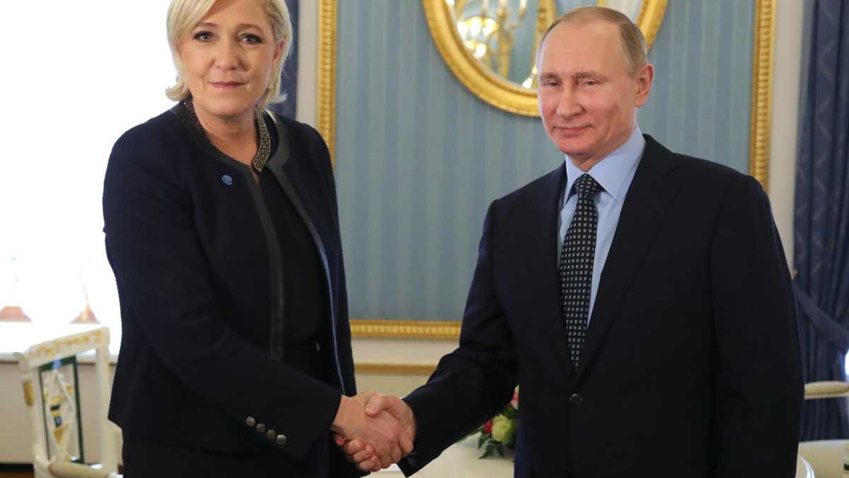 Immagine di In Francia Marine Le Pen getta via i volantini con una sua foto con Putin