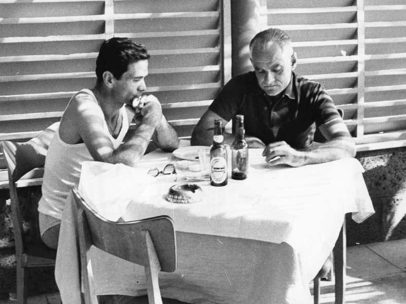 Pasolini e Moravia a pranzo, anni Sessanta (Foto: Publifoto/Olycom)