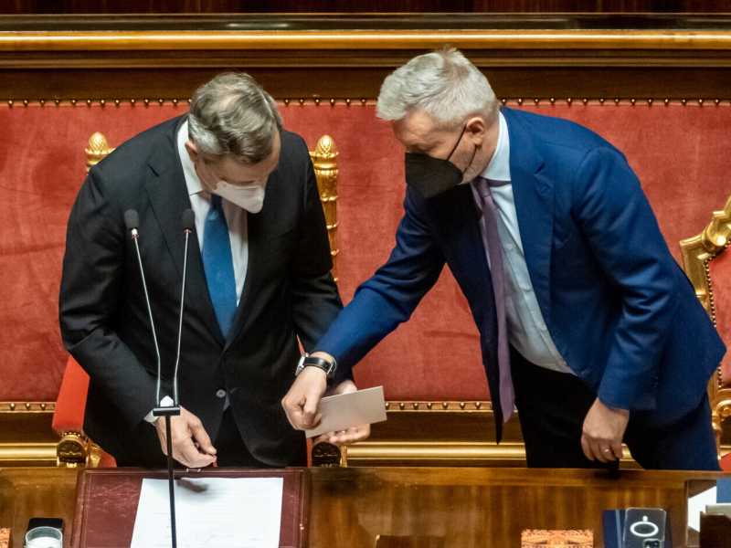 L'Italia potrebbe seguire la Germania e offrire armi all'Ucraina. Accordo sullo Swift