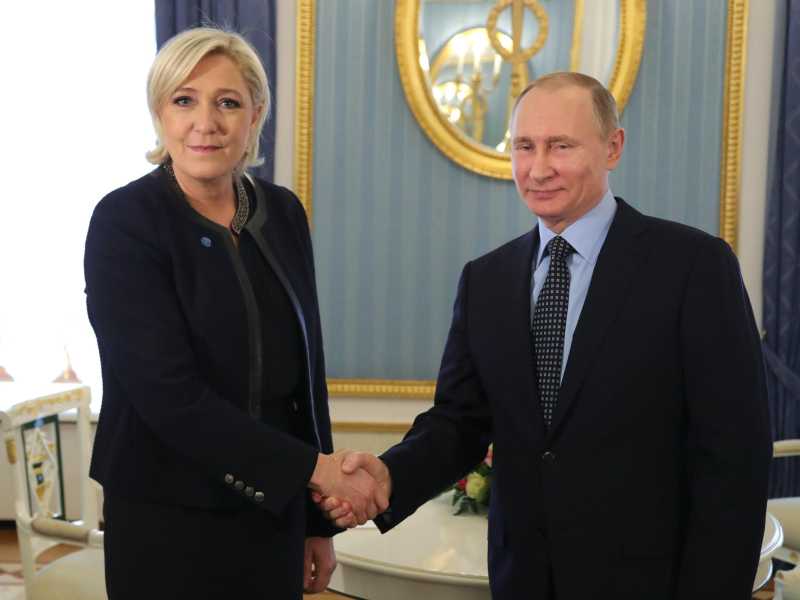 Marine Le Pen e Vladimir Putin in uno scatto risalente al 2017 (foto EPA)