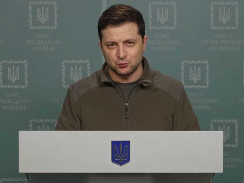 Il presidente ucraino Volodymyr Zelensky, durante un discorso alla nazione, in tenuta militare (Ansa)&nbsp;<br />