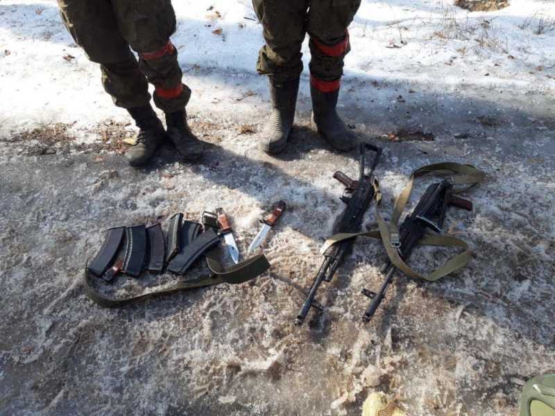 Le armi di due soldati russi, catturati dall'esercito ucraino (Ansa)