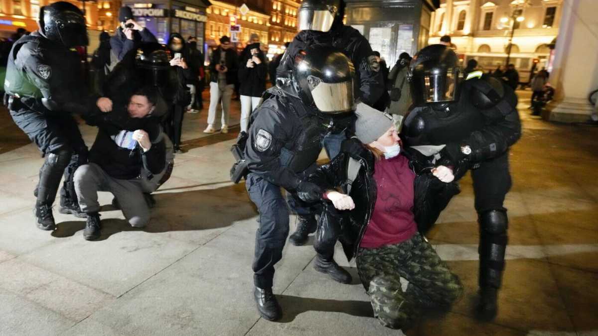 Immagine di In Russia tutto è fermo e chiuso. Tranne la repressione