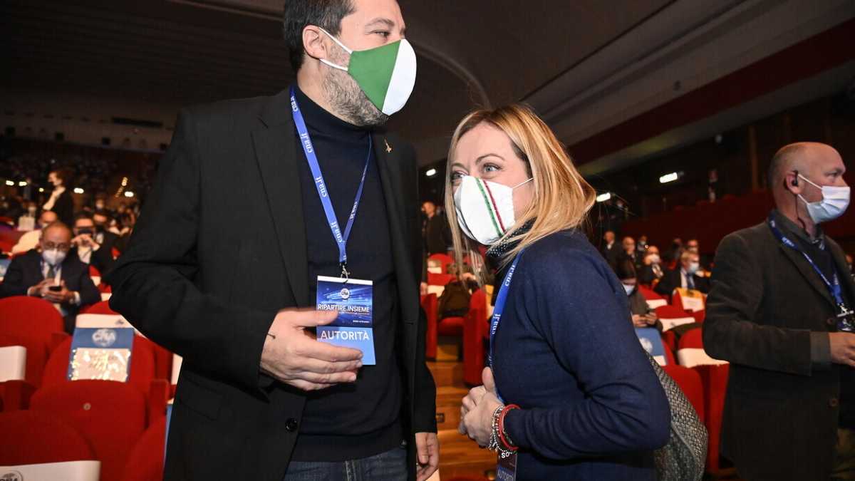 Immagine di Meloni osserva Salvini sull'Ucraina e i leghisti le chiedono asilo politico