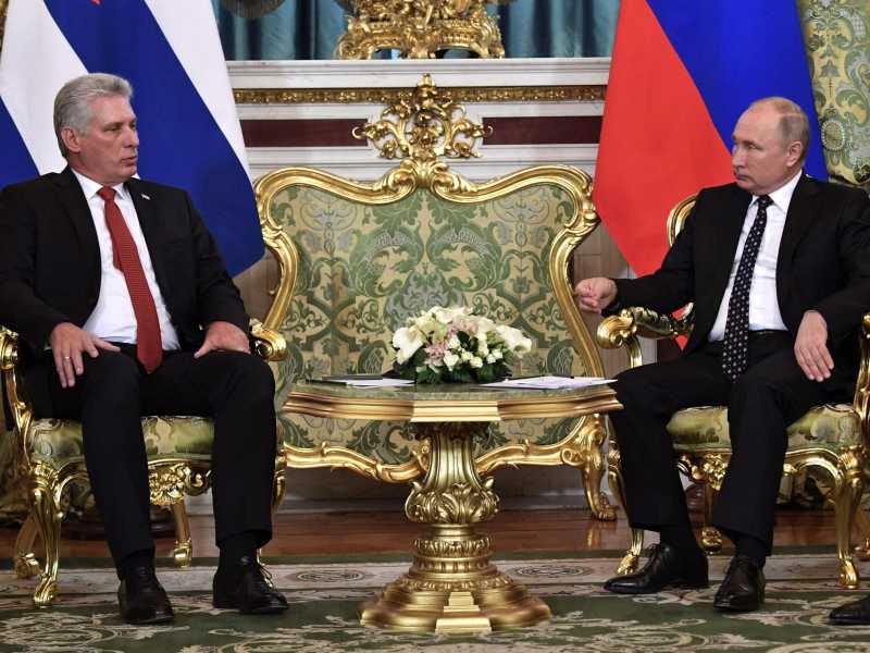 Il presidente russo Vladimir Putin e quello cubano Miguel Díaz-Canel (Ansa)<br />