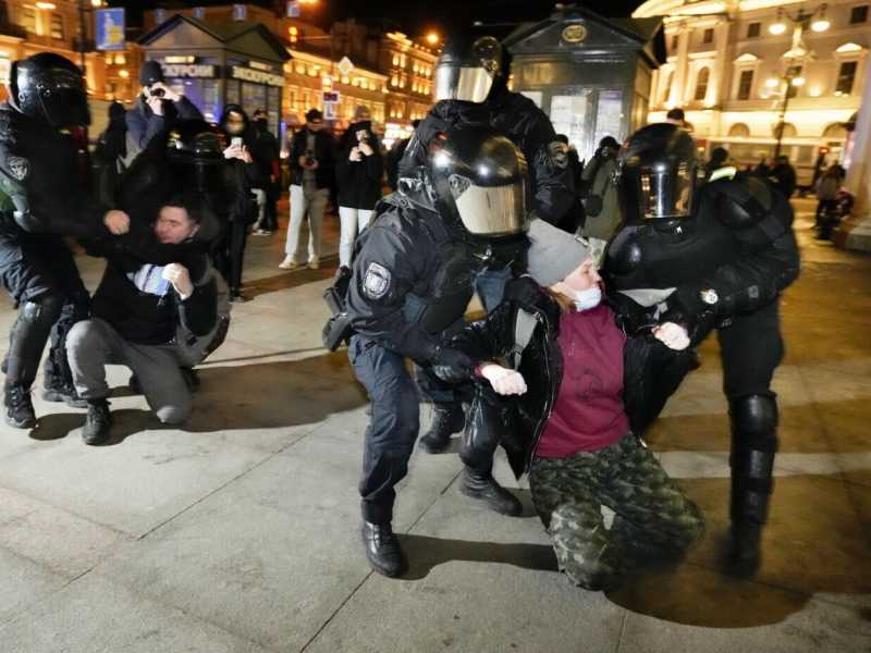 In Russia tutto è fermo e chiuso. Tranne la repressione