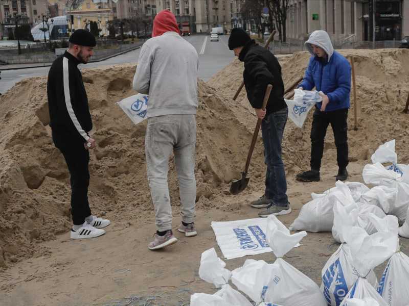 <span style="font-family: Arial, sans-serif;">Civili a Kyiv montano barricate (Ansa)&nbsp;</span>&nbsp;