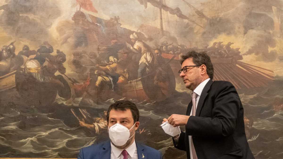 Immagine di Salvini straparla di pace, Giorgetti fa il realista: "Le armi servono"