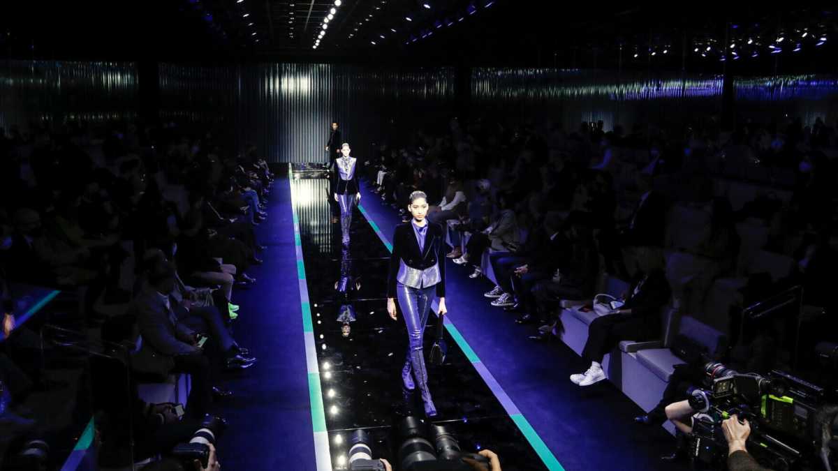 Immagine di Armani ha sfilato senza musica. Ma il silenzio non è vuoto, è presenza illimitata