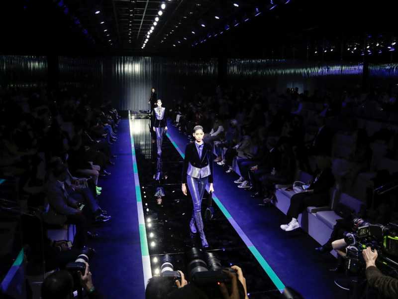 La sfilata di Armani (Ansa) 