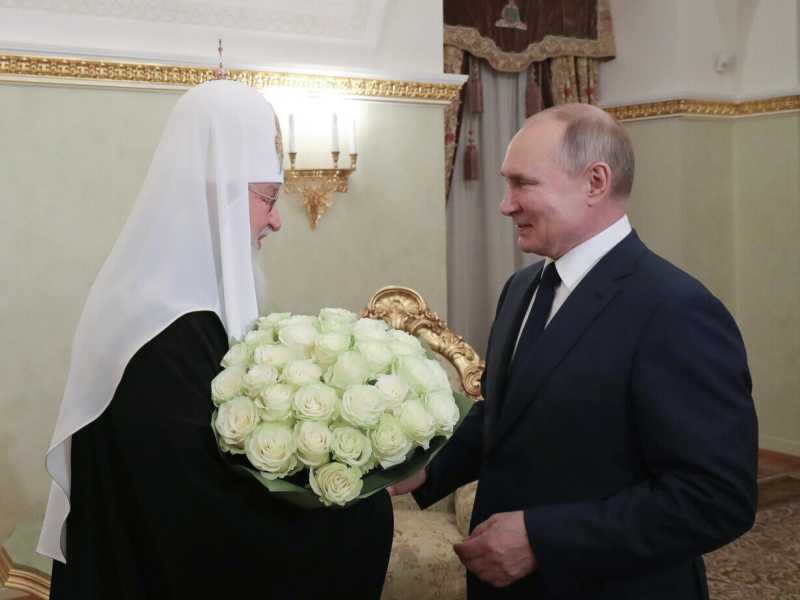 Il patriarca di Mosca e Vladimir Putin, nel giugno 2021 (Ansa)