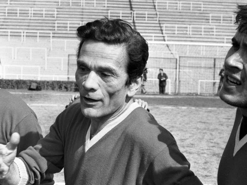 Pier Paolo Pasolini con Gianni Morandi in una partita del&nbsp;<span style="color: rgb(46, 45, 45); font-family: Arial, Helvetica, sans-serif;">26 gennaio del 1974 (foto Ansa)</span>
