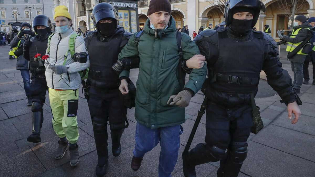 Immagine di Erdogan e Macron telefonano a Putin. Draghi sente Zelensky. Ma i bombardamenti continuano