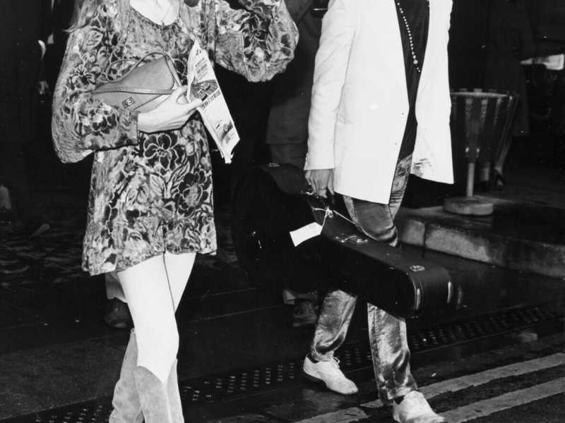 Marianne Faithfull e Mick Jagger all’inizio degli anni Settanta. In basso, la copertina di “Negative capability” (foto Olycom) <br />