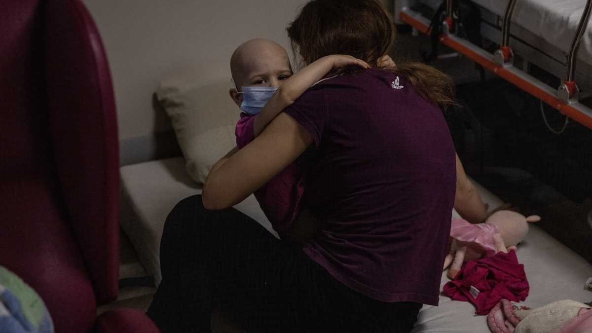 Immagine di Nell’ospedale dei bambini di Kyiv, guardando i missili alla finestra